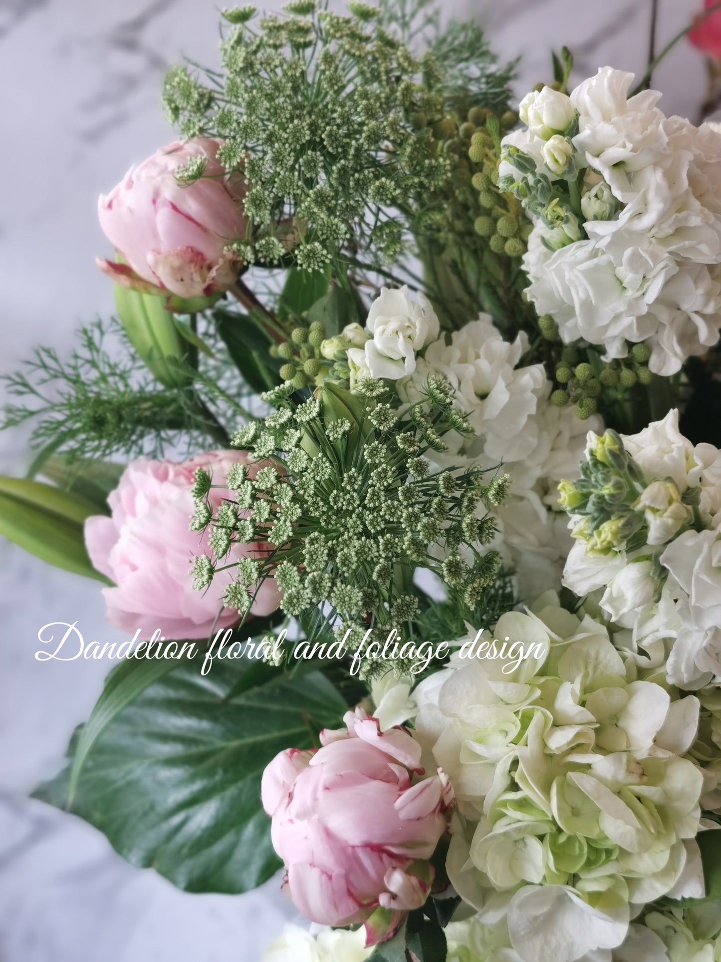 This mega tall flower hat box is perfect gift to express loads of big love!! This stylish mega arrangement is a perfect way to show off an array of stunning soft pink, white and green fresh blooms.