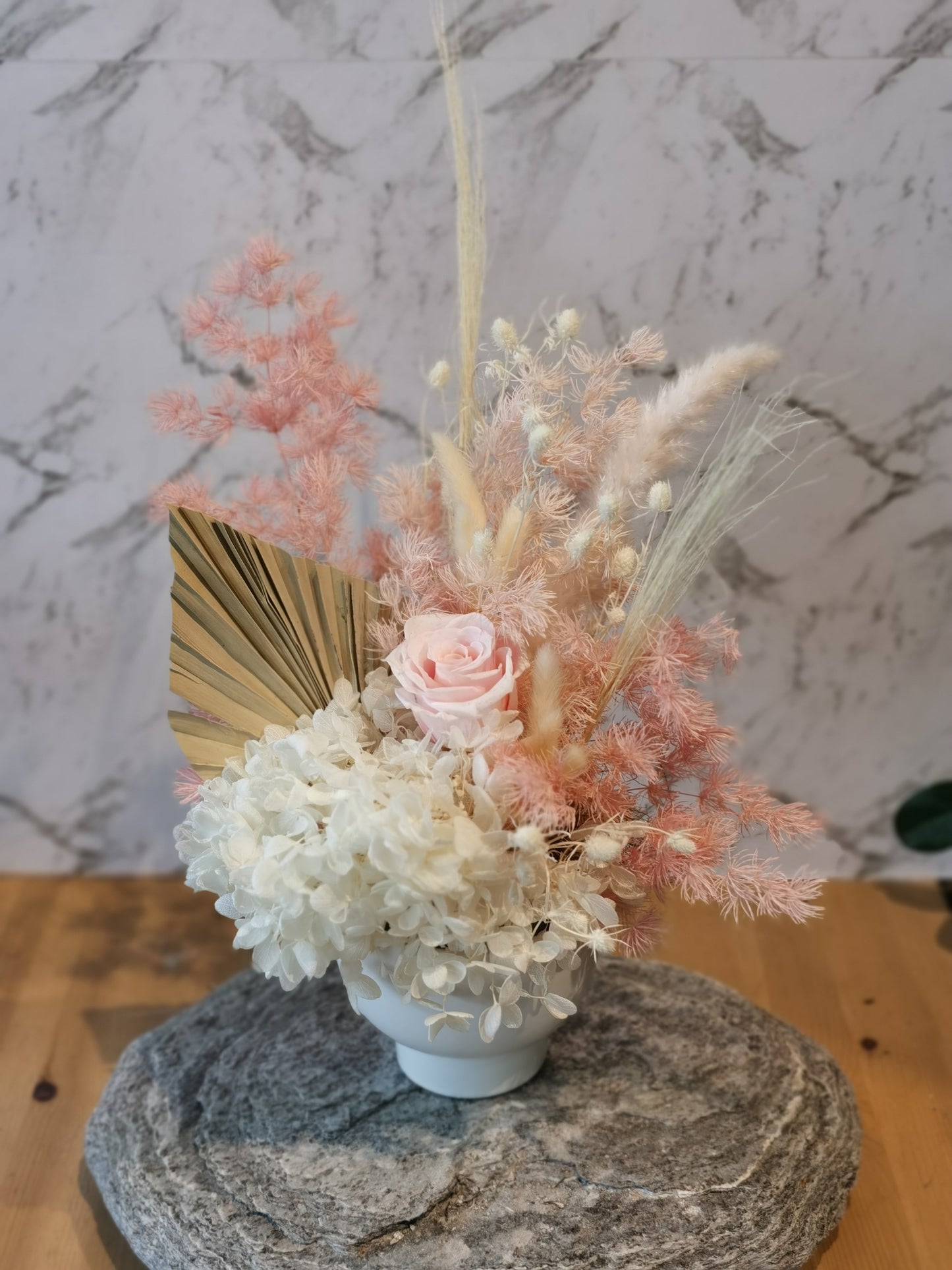 This gorgeous mini arrangement in an antique looking pot is made from a wide range of beautiful preserved & dried flowers which consists of: Hydrangea, Rose, Seaholly, Bunnytale, and more.
It comes with white ceramic pot. 