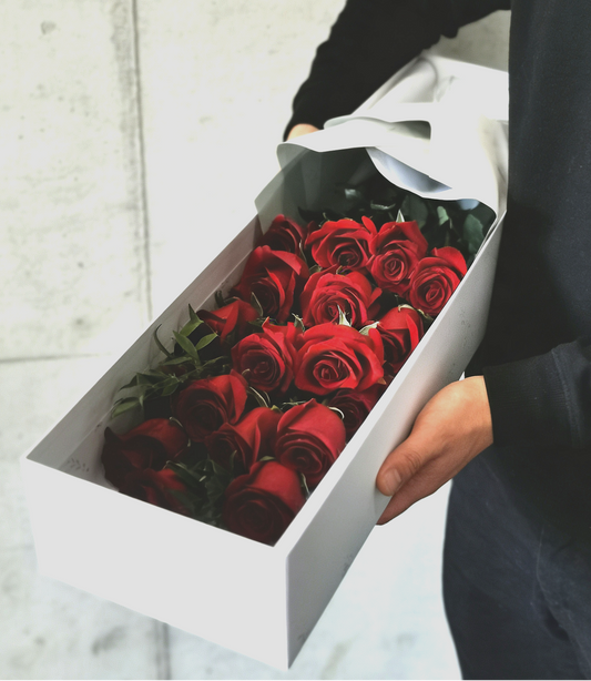 A masterpiece of romance, this elongated rose box cradles handpicked, blooms in rich hues (red/pink/white).
Optional silk ribbon or engraved nameplate adds bespoke charm. Presented in matte-finish packaging with satin lining.