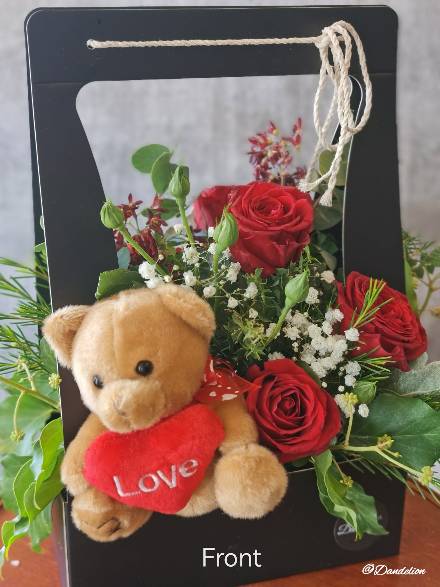 6 gorgeous premium red roses in a cute carry box with red ribbon and a cute teddy bear.. Approximately 250mm high. A perfect way to say “I love you”. 