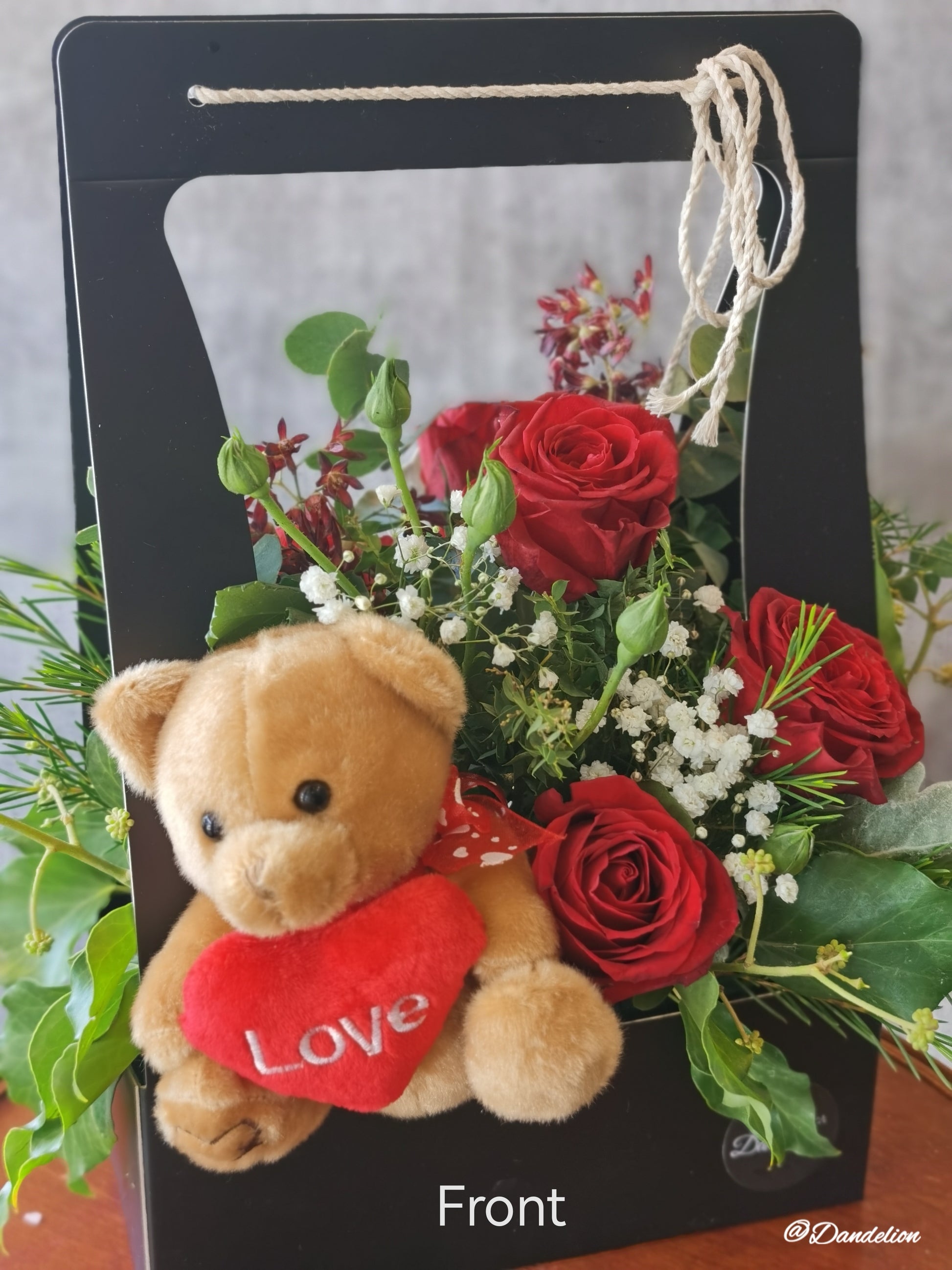 6 gorgeous premium red roses in a cute carry box with red ribbon and a cute teddy bear.. Approximately 250mm high. A perfect way to say “I love you”. 