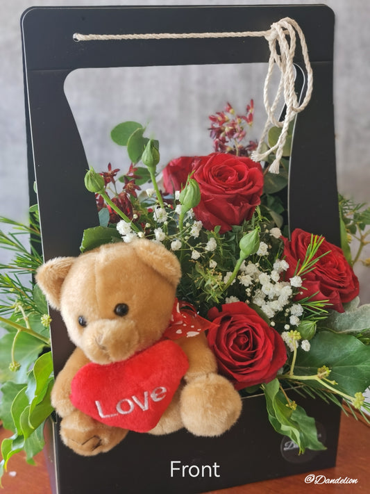 6 gorgeous premium red roses in a cute carry box with red ribbon and a cute teddy bear.. Approximately 250mm high. A perfect way to say “I love you”. 